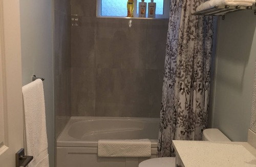 Arbutus Ridge House | Arbutus west side cozy room