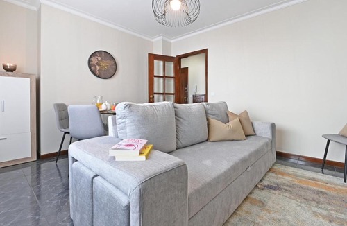 Vila Nova de Gaia Apartment | Arca de Ouro Apartamento Espaçoso by Su e Luís