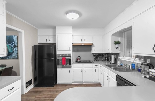 Center Point House | Arcade | Games, Long Stays & Large Groups Welcomed!