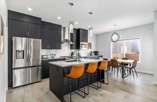Airdrie House | Arcade, King Bed, Espresso Maker, Family Friendly