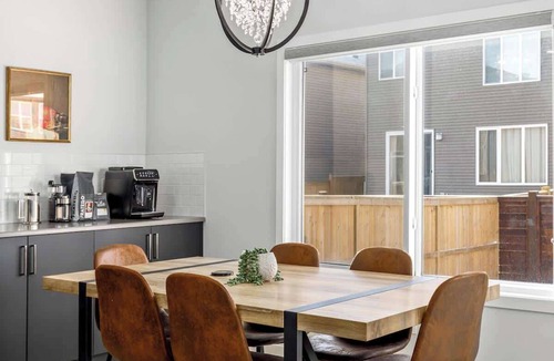Airdrie House | Arcade, King Bed, Espresso Maker, Family Friendly