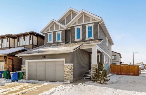 Airdrie House | Arcade, King Bed, Espresso Maker, Family Friendly