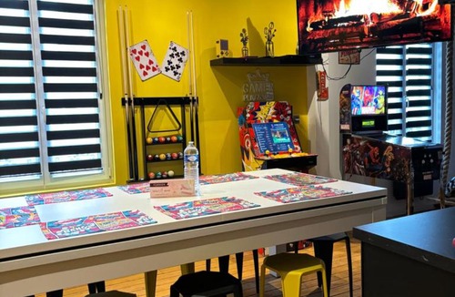 Magenta Apartment | *ARCADE.ROOM*