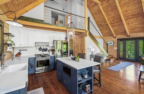 Stanton Cabin | Arch Fun Cabin - Modern Cabin w/Hot Tub, Games & Views