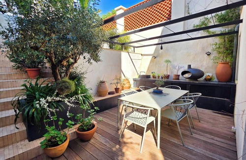 6th Arrondissement House | Architect-designed villa with garden for rent in Marseille, design and calm