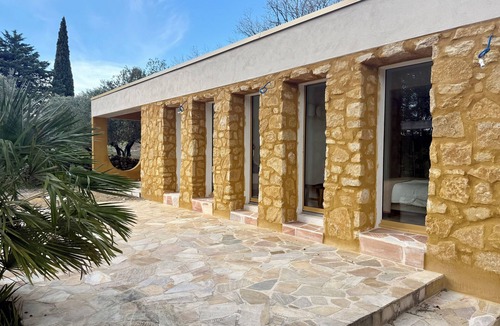 Uchaux Villa | Architect-designed villa · 5 suites · Sleeps 13 · Pool & large garden