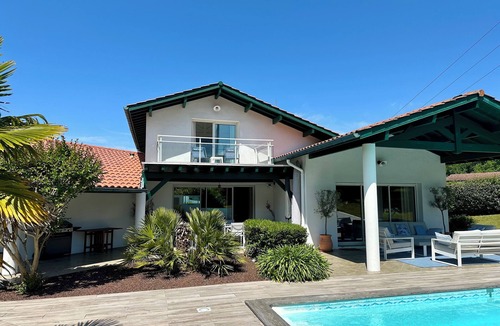 Saint-Pierre-d'Irube Villa | Architect-designed villa 10 minutes from Biarritz: heated pool + gym