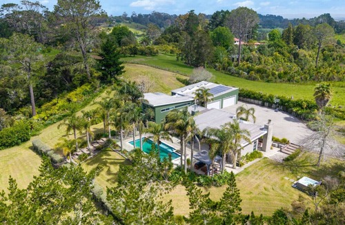 Lucas Heights House | Architectural Masterpiece Oasis with Pool and Spa