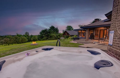 Warfordsburg House | Architectural Havel w/ Stunning Views | 6BR/4BA | Pavillion & Pickleball + Hot Tub | Sideling Hills