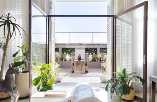 St Kilda Villa | Architectural Home, Pool Oasis/Steps from Trendy Chapel St.