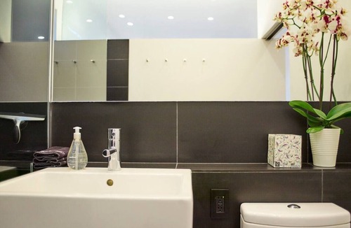 Venice House | Architectural Modern Bungalow with Spa