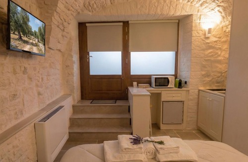 Centro Storico Bed & Breakfast | Arcobaleno - Campanile Inn; Comfortable room in historic building in Locorotondo