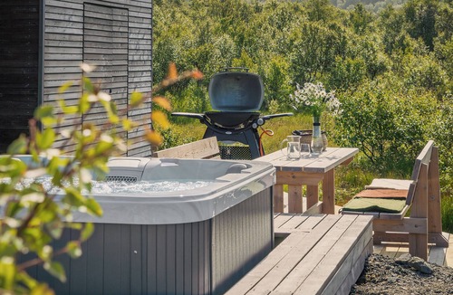 Vagan Cabin | Arctic Lofoten Lodge Lyngvær Luggombu with hot tube