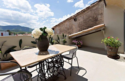 Olot Apartment | Argenter, deluxe penthouse with terrace