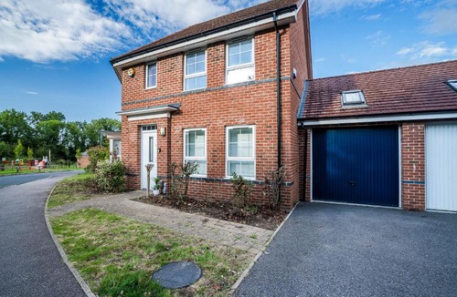 Hemel Hempstead Apartment | Argus 4-Bed Haven, Contractor, Families, Industrial Area