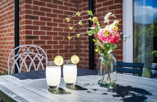 Hemel Hempstead Apartment | Argus 4-Bed Haven, Contractor, Families, Industrial Area