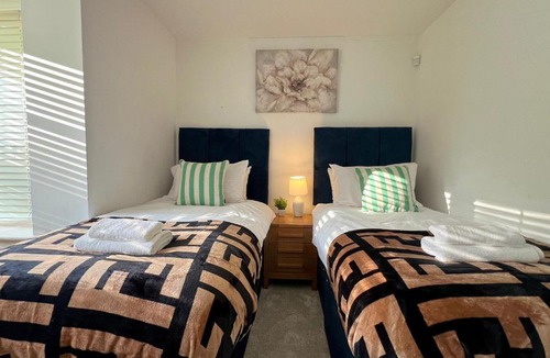 Hemel Hempstead Apartment | Argus 4-Bed Haven, Contractor, Families, Industrial Area
