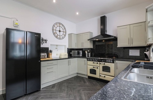 Rothesay Cottage | ARGYLE HOUSE, pet friendly, with hot tub in Rothesay, Isle Of Bute