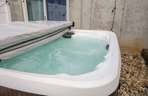 Walton House | Ark & Creation Retreat – For 12!