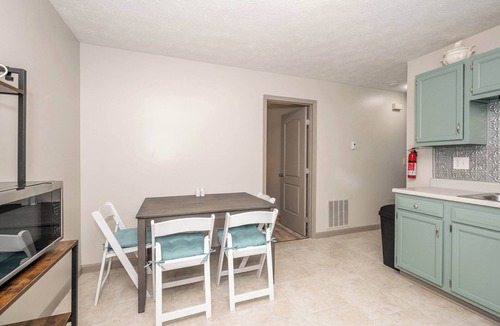 Williamstown House | Arkstone Retreat 2 - 4 minutes from the Ark!