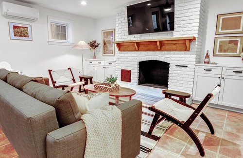Ballston House | Arlington Exclusive 6 Bed Retreat walk to Metro