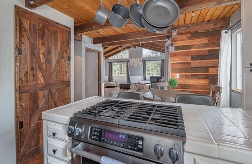 Glencoe House | Arnold Alpine Abode- Pet Friendly with Huge yard
