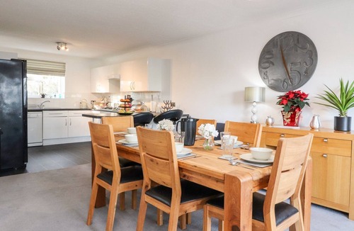 Tewitfield Cottage | ARNSIDE HOUSE, pet friendly in South Lakeland Leisure Village