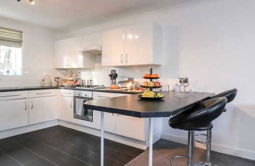 Tewitfield Cottage | ARNSIDE HOUSE, pet friendly in South Lakeland Leisure Village