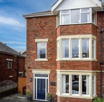 South Shore House | Arnside - Spacious 10-Bedroom Seaside Cottage with Hot Tub