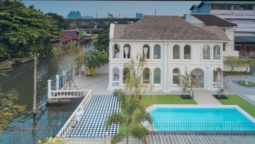 Phasi Charoen Villa | Arpo Pool Villa Riverside Bangkok