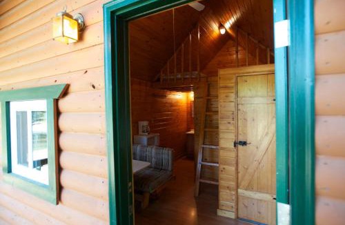 Marquette County Resort | Arrowhead Camping Resort Loft Cabin 22