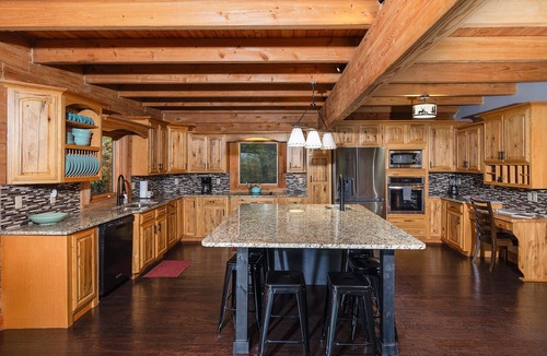Whittier Cabin | Arrowhead Mountain Lodge Seclusion with mountain Views, game room, hot tub