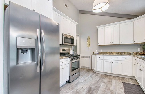 Bristol Cottage | Arrowhead Riverfront- 30 Min to ND Stadium