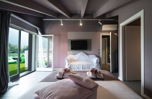 Costa Volpino Bed & Breakfast | Art B&B Design