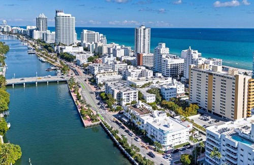 Mid Beach Apartment | Art Deco Escape Steps to Ocean & Free Parking