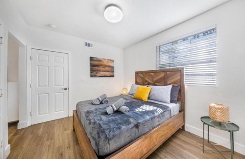 Mid Beach Apartment | Art Deco Escape Steps to Ocean & Free Parking