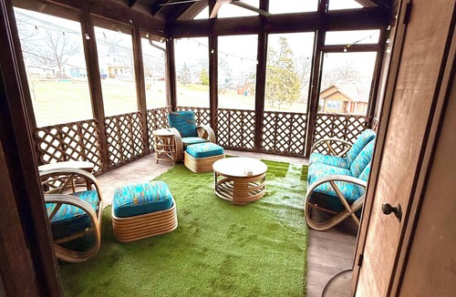 St. Louis House | Art Deco Oasis - Pool Table, bar, fire pit, TV’s