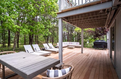 Oak Bluffs House | ART FILLED BEACH COTTAGE IN THE PRIVATE WATERFRONT COMMUNITY OF WATERVIEW FARMS!