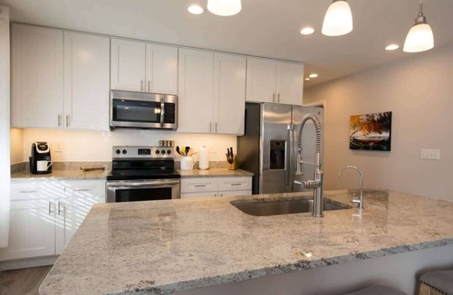 Oakley House | Art-Inspired Retreat | 3BR | Free Tickets