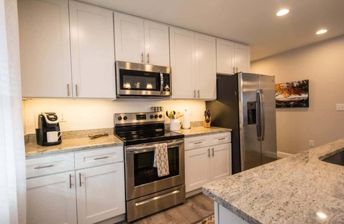 Oakley House | Art-Inspired Retreat | 3BR | Free Tickets
