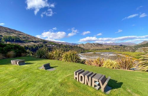 Arthur's Point House | Art on Point, Peaceful and Spacious, Shotover Canyon