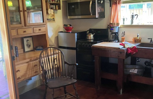 Roseway Apartment | Artful, Rustic Backyard Cabin-Sustainable Ethic, Downtown 20 Min, 5-Star Shower