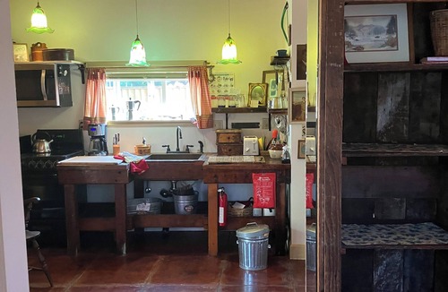 Roseway Apartment | Artful, Rustic Backyard Cabin-Sustainable Ethic, Downtown 20 Min, 5-Star Shower