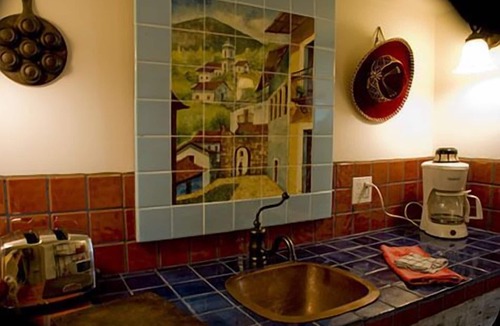 Roseway House | Artful, Rustic Studio w/5-star shower-Sustainable Ethic, 20 min to Downtown