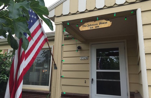 Roseway House | Artful, Rustic Studio w/5-star shower-Sustainable Ethic, 20 min to Downtown