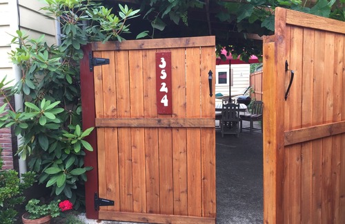 Roseway House | Artful, Rustic Studio w/5-star shower-Sustainable Ethic, 20 min to Downtown