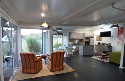 Emerald Beach Apartment | ArtHOUSE Beachfront Accommodation