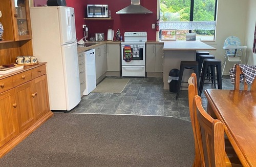 Hokitika House | Arthurstown Rd Riverview Holiday house Hokitika Sleeps 8. Pets Welcome.