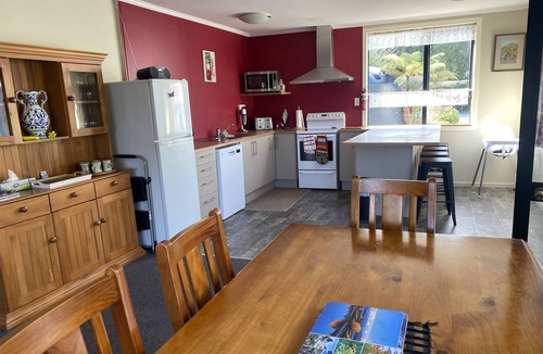 Hokitika House | Arthurstown Rd Riverview Holiday house Hokitika Sleeps 8. Pets Welcome.