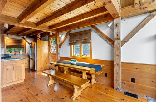 Bartlett House | Artisan Timber Retreat w/Unique Touches|Hot tub